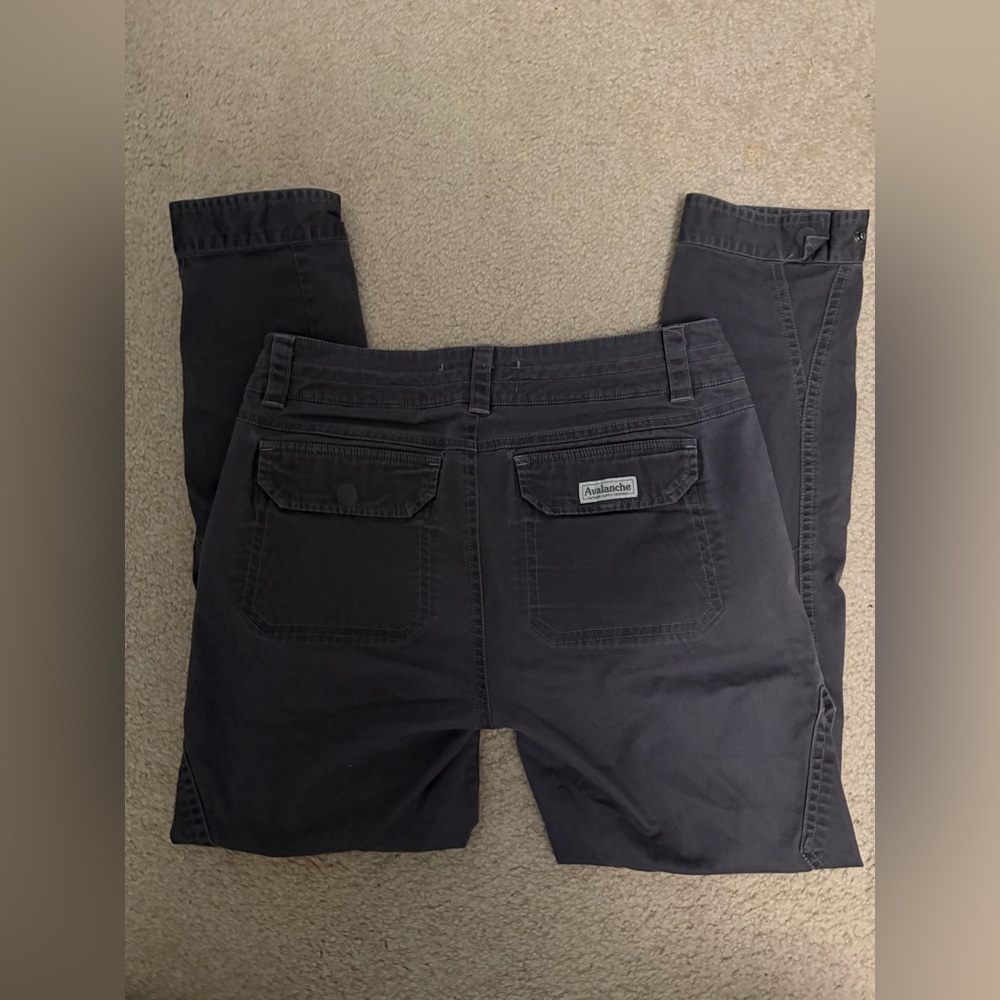 Avalanche women’s gray cargo pants Size 4